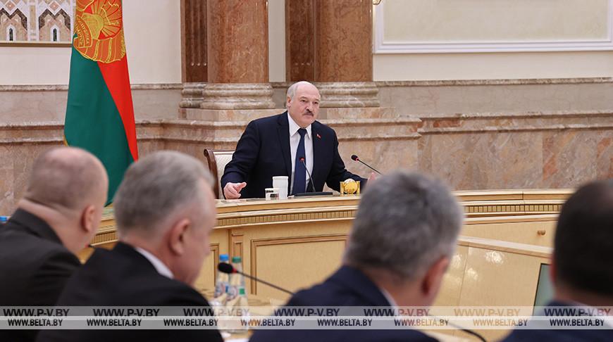 Лукашенко: предложенные поправки в Конституцию Беларуси вызвали живой интерес Лукашенко: предложенные поправки в Конституцию Беларуси вызвали живой интерес