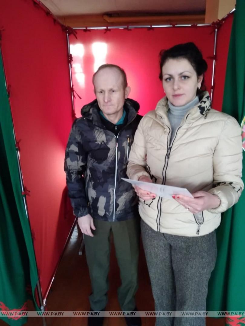 Социальные работники ГУ «Территориальный центр социального обслуживания населения г. Пинска» помогают маломобильным гражданам и пенсионерам города досрочно принять участие в республиканском референдуме