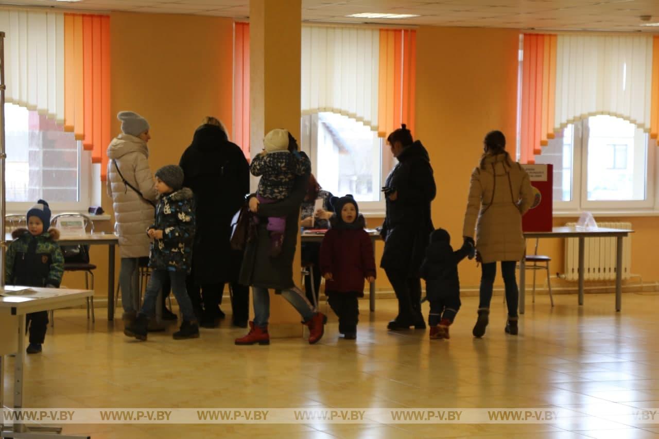 Посмотрели, как проходит последний день досрочного голосования на референдуме по изменениям в Конституцию в Пинске