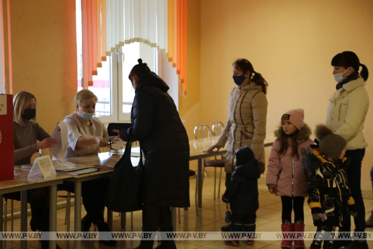 Посмотрели, как проходит последний день досрочного голосования на референдуме по изменениям в Конституцию в Пинске