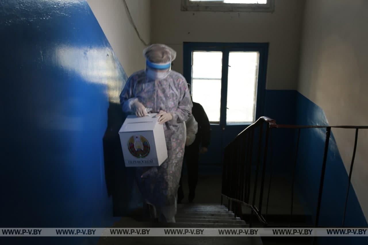 Посмотрели, как организовано голосование для ковид-больных в Пинске (фоторепортаж)