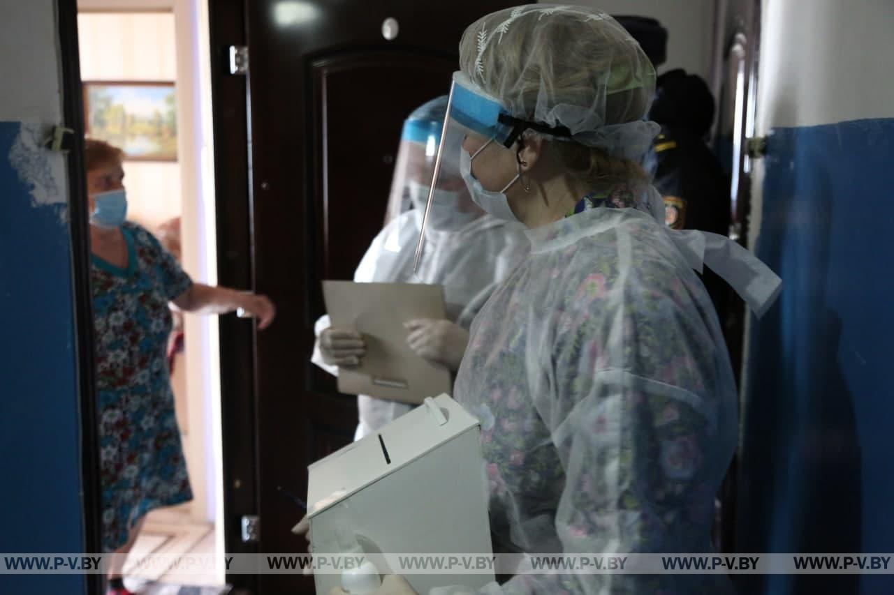 Посмотрели, как организовано голосование для ковид-больных в Пинске (фоторепортаж)