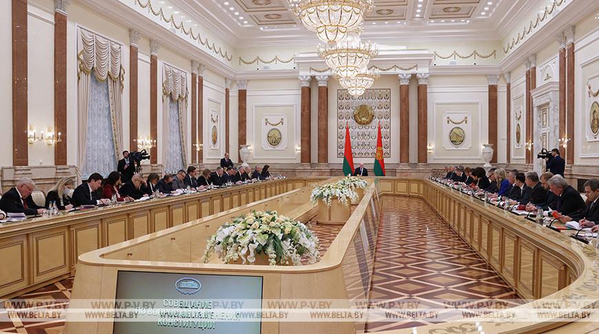 Лукашенко: предложенные поправки в Конституцию Беларуси вызвали живой интерес Лукашенко: предложенные поправки в Конституцию Беларуси вызвали живой интерес