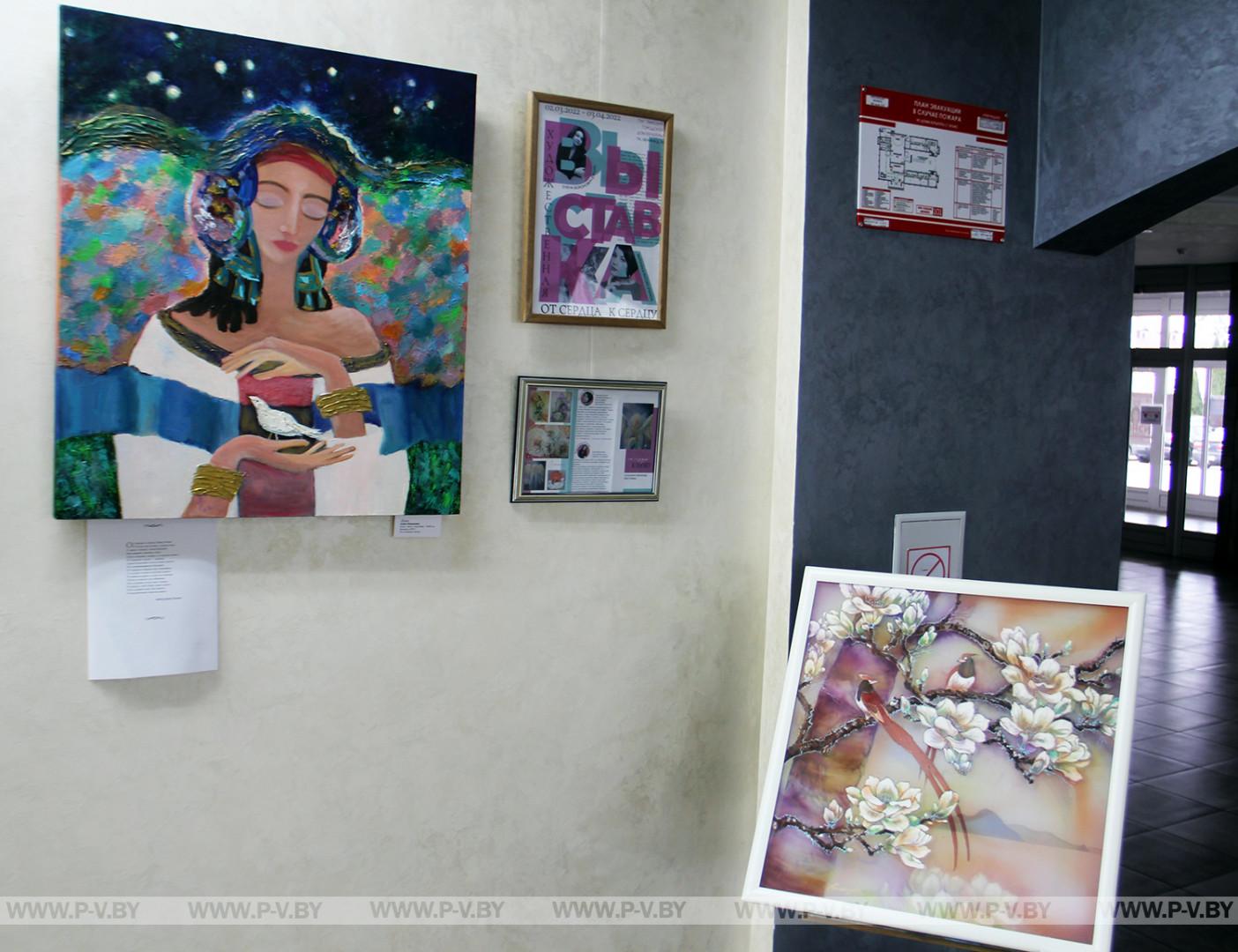 В городском Доме культуры открыта художественная экспозиция "От сердца к сердцу"