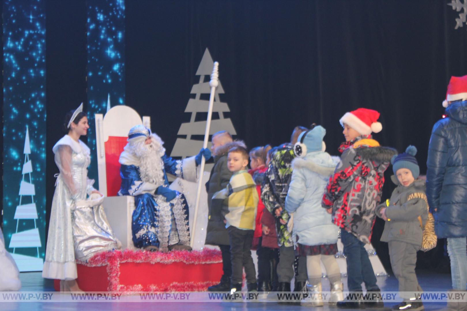 Сегодня в Пинском городском центре культуры и творчества в рамках республиканской благотворительной акции «Наши дети» прошел новогодний праздник.